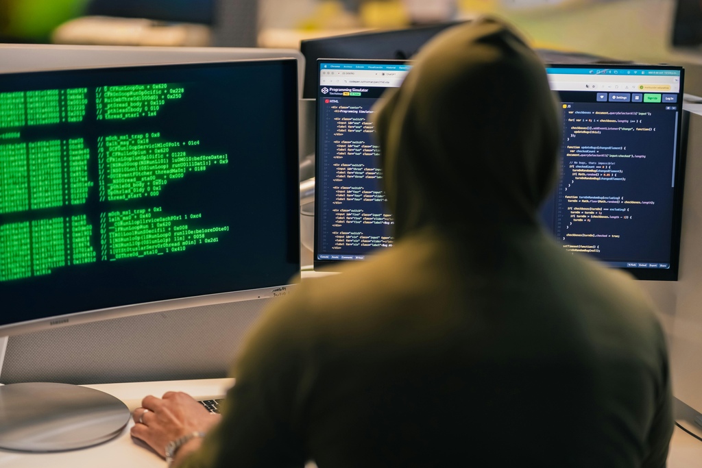 https://e-tygodnik.pl/falszywy-glos-prawdziwe-straty-nowa-era-cyberatakow/