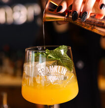 Polacy piją inaczej niż kiedyś: nie chcemy już „byle czego”. Ginnery Gin o tym, jak zmienia się polska kultura picia