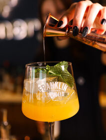 Polacy piją inaczej niż kiedyś: nie chcemy już „byle czego”. Ginnery Gin o tym, jak zmienia się polska kultura picia