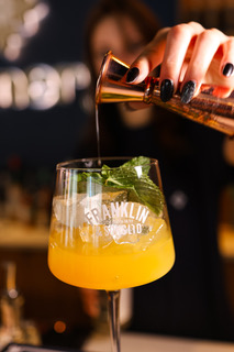 Polacy piją inaczej niż kiedyś: nie chcemy już „byle czego”. Ginnery Gin o tym, jak zmienia się polska kultura picia