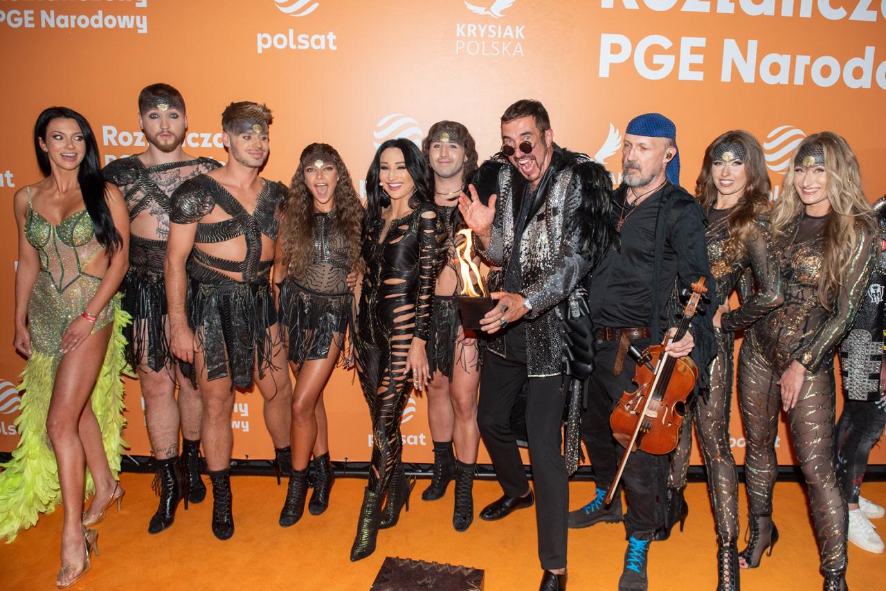 MAGIA I MUZYKA POŁĄCZYŁY SIŁY – JUSTYNA STECZKOWSKA LEWITUJĄCA NA PGE NARODOWYM DZIĘKI MARCINOWI MUSZYŃSKIEMU