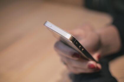 Telefony w szkole – prawo i praktyka