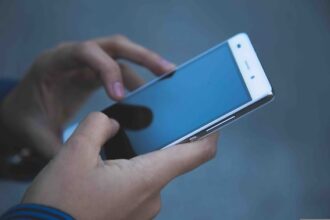 telefon-zna-nasze-nawyki-miejsca-i-zainteresowania-jak-odzyskac-kontrole-nad-prywatnoscia